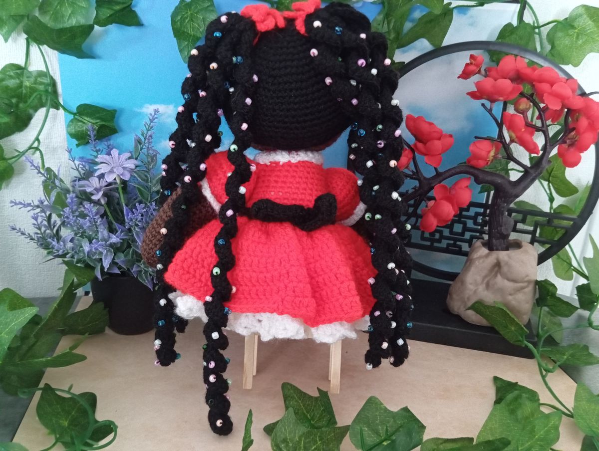 Poupée de couleur - robe rouge
