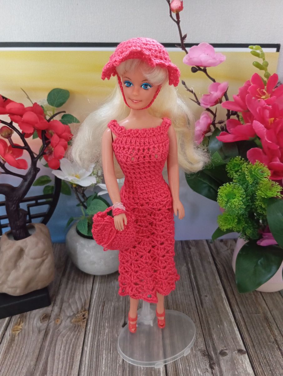 Robe rouge pour poupée type Barbie
