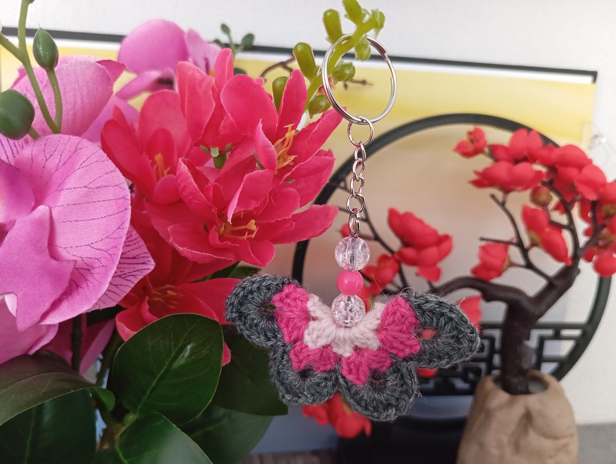 Porte clé papillon gris/fuchsia/rose