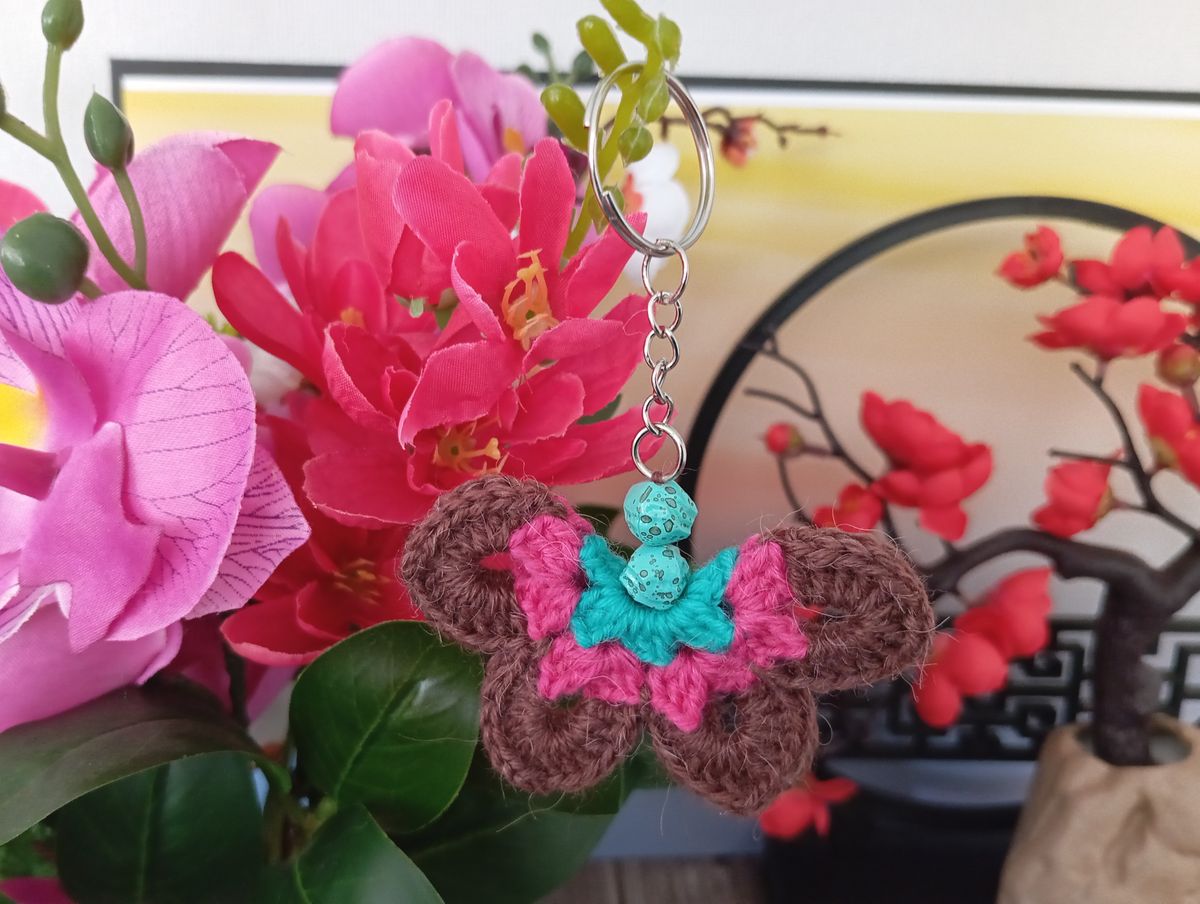 Porte clé papillon marron/fuchsia/vert