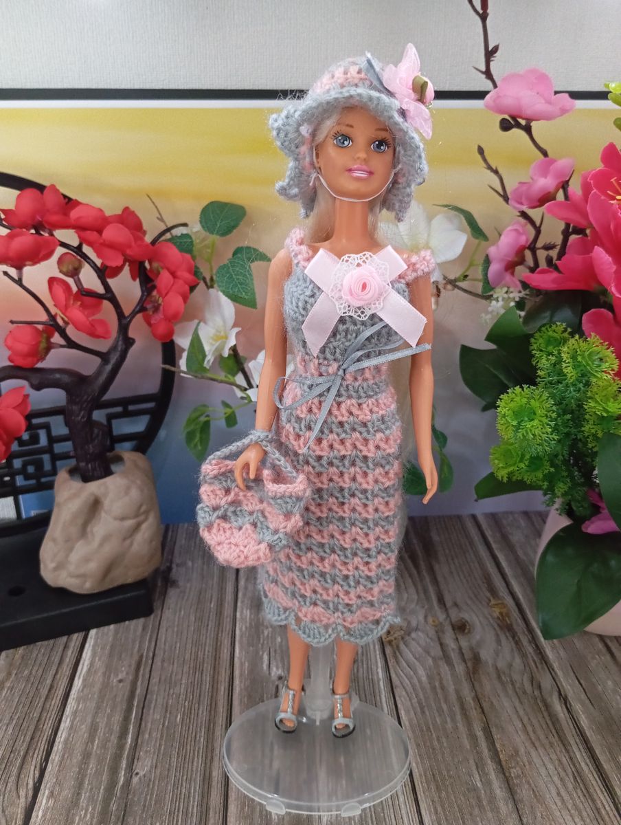 Robe rose/grise pour poupée type Barbie