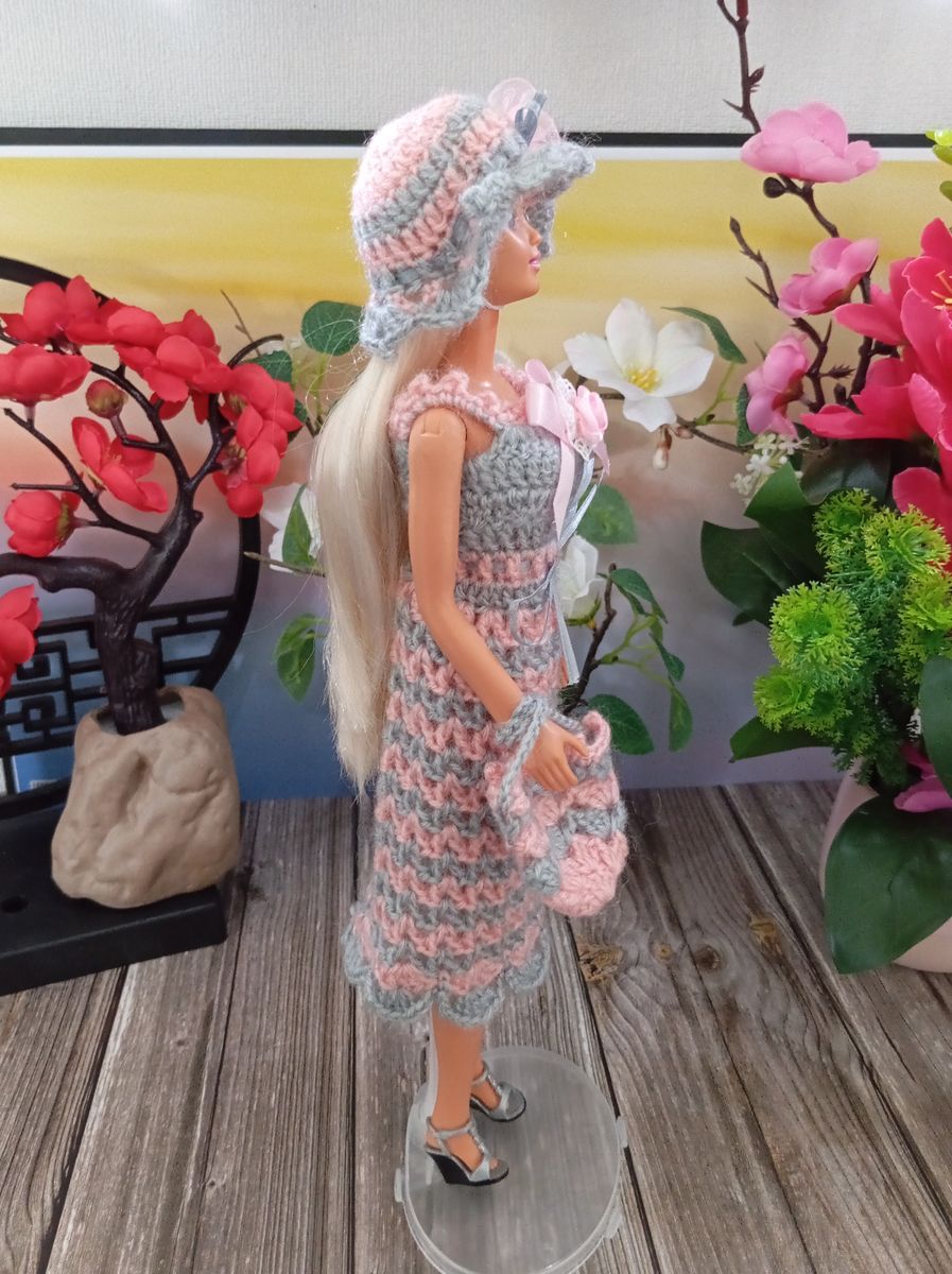 Robe rose/grise pour poupée type Barbie