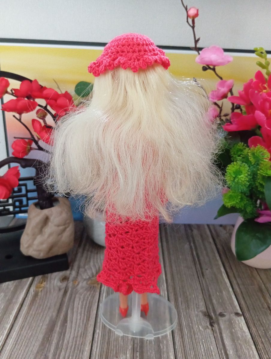 Robe rouge pour poupée type Barbie