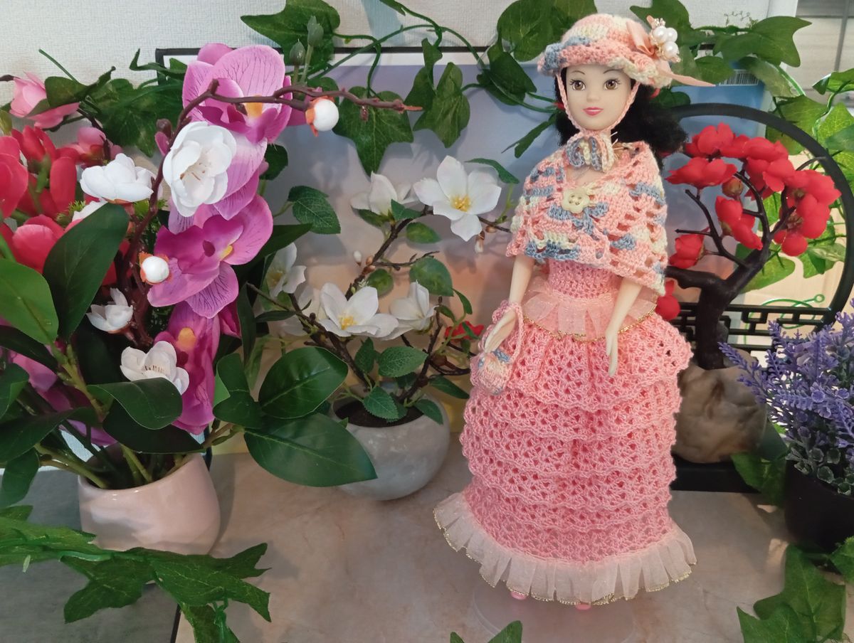 Robe longue rose à volants pour poupée type Barbie