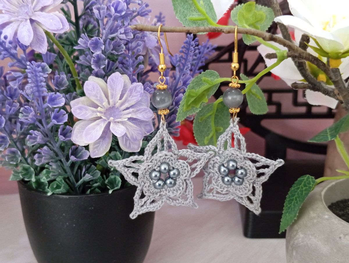 Boucle d'Oreille Grise en relief avec perles