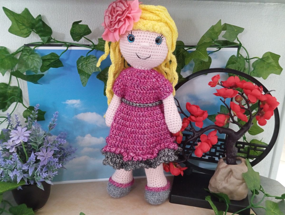 Poupée Amigurumi Robe grenat/grise