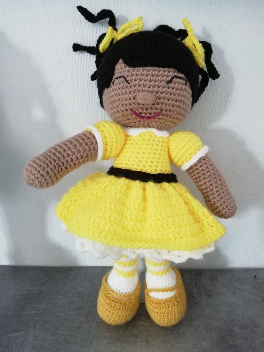 Poupée Asiatique - robe jaune