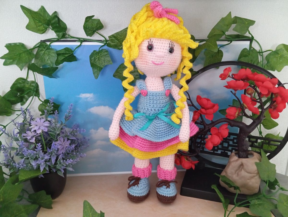 Poupée Amigurumi Blonde robe Bleue/Rose/Jaune