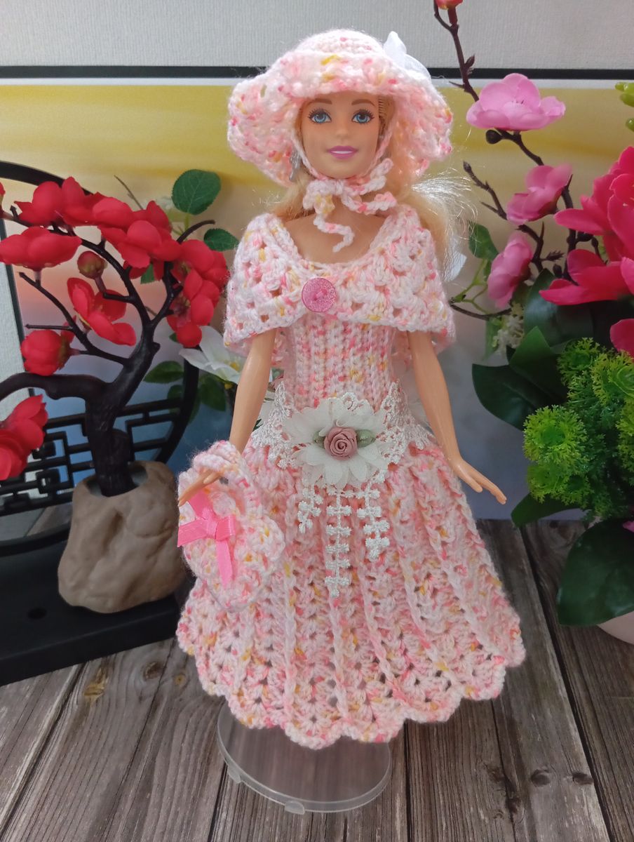 Robe rose pour poupée type Barbie