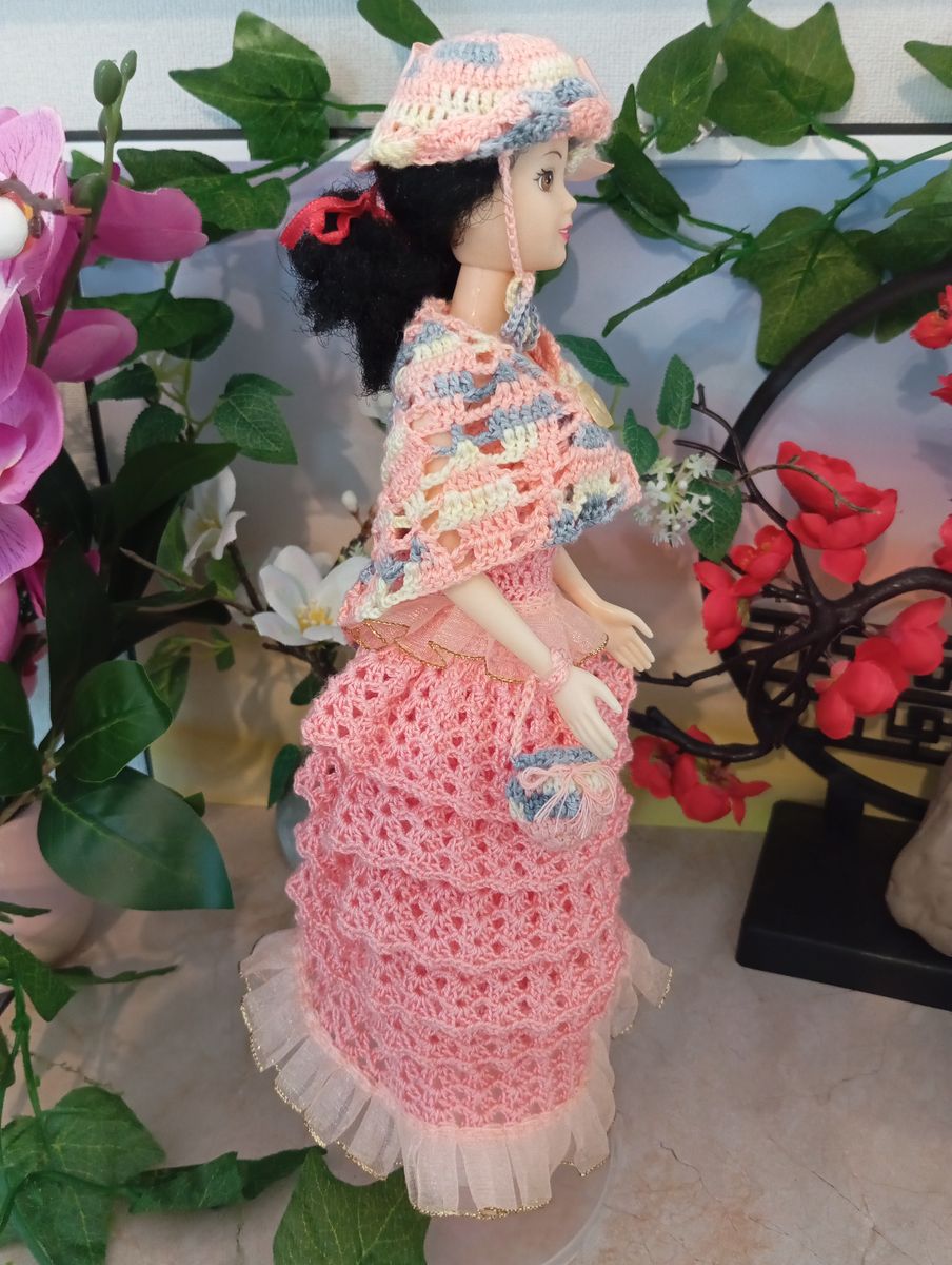 Robe longue rose à volants pour poupée type Barbie
