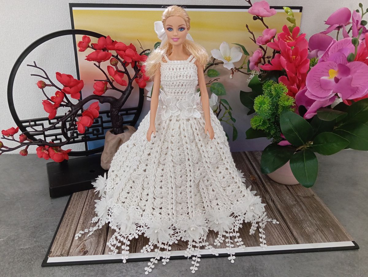 Robe de mariée blanche pour poupée type Barbie