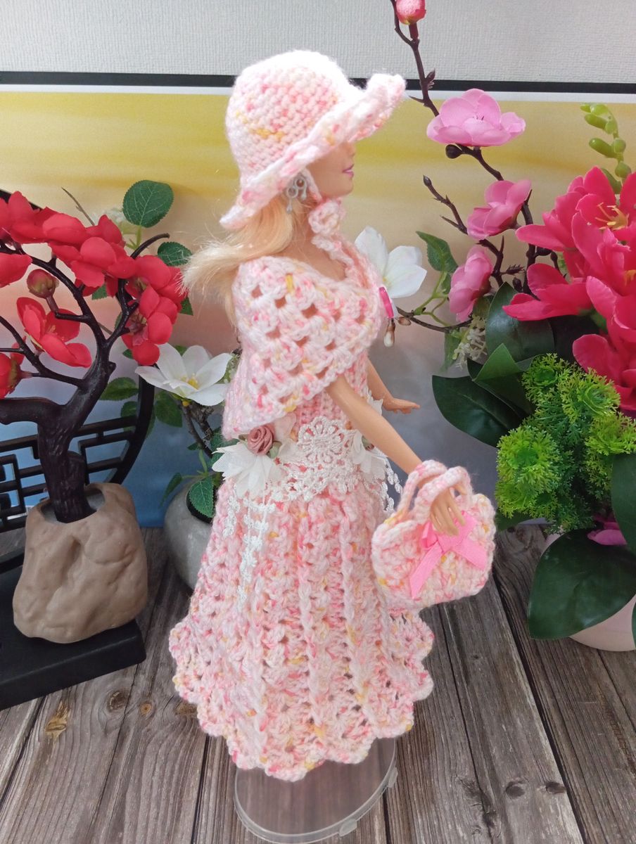 Robe rose pour poupée type Barbie