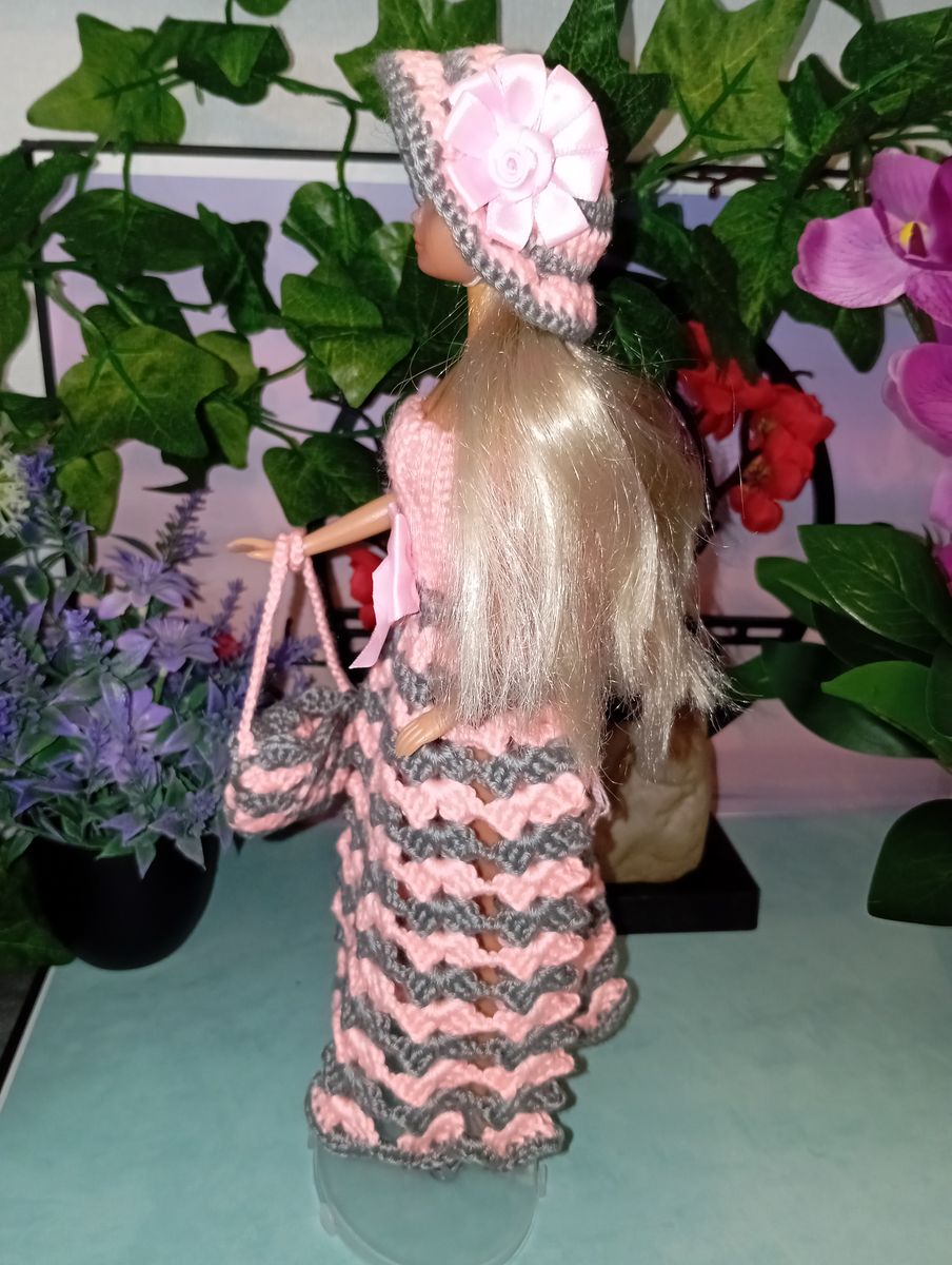 Robe rose/grise pour poupée type Barbie