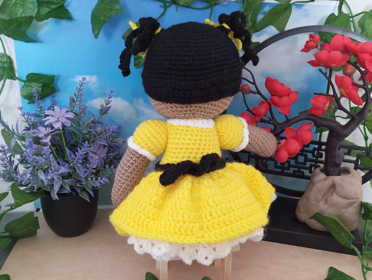 Poupée Asiatique - robe jaune