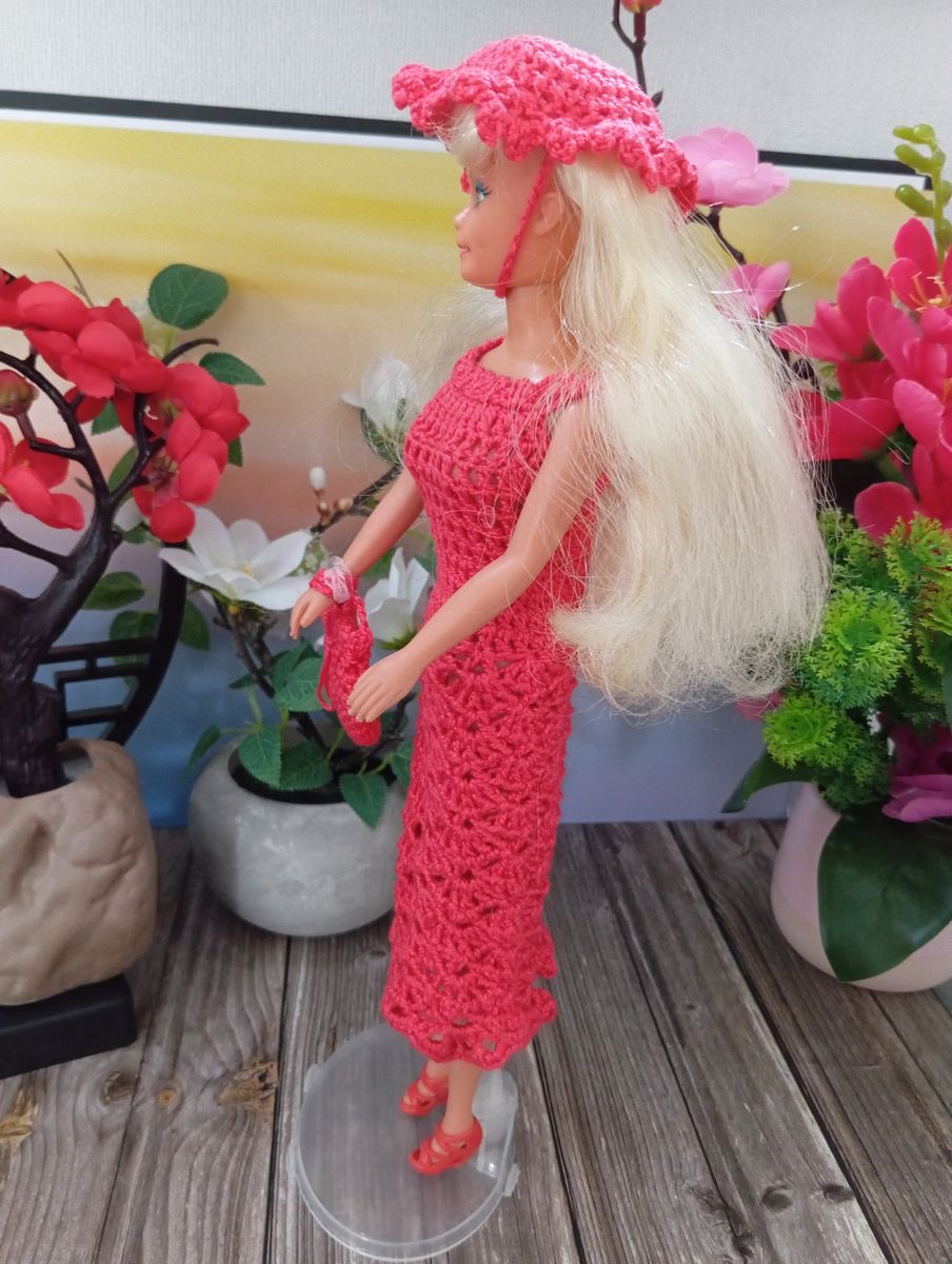 Robe rouge pour poupée type Barbie