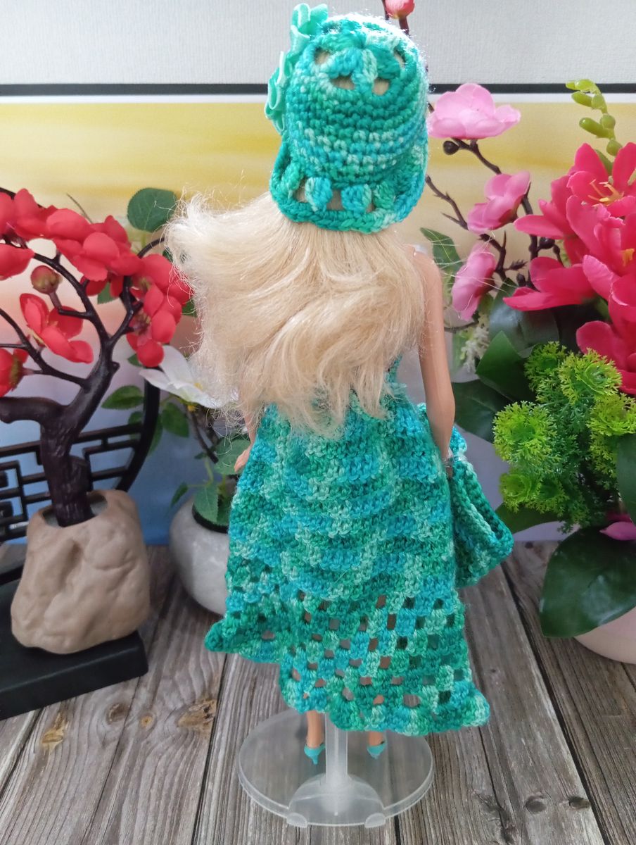 Robe verte pour poupée type Barbie