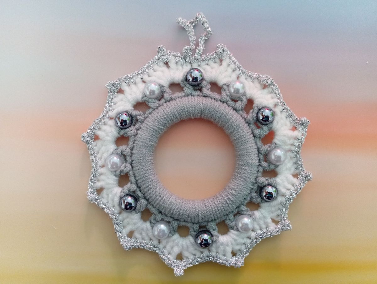 Petite couronne de Noël Grise/Blanche fil argenté